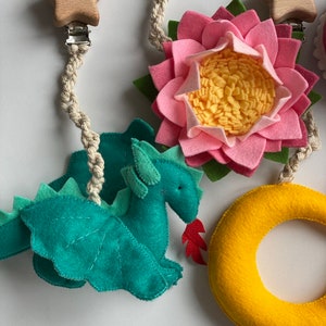Handmade Stroller Toy Clips Set – Felt Moon, Dinosaur, Flower & Jellyfish | Baby Stroller Activity Toys | Sensory Pram Toys