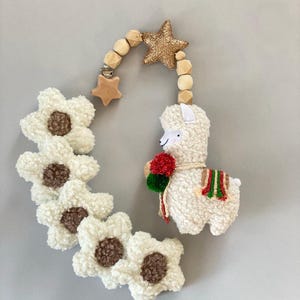 Alpaca Baby Stroller Toy with Rattle, Bouclé Hanging Toy for Pram or Car Seat, Soft Crescent Alpaca Clip Toy, Sensory Toy for Newborn Gift