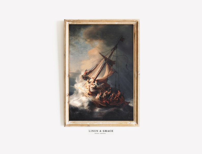 Op de afbeelding: Een ingelijste print van een schilderij dat een schip in een stormachtige zee toont. Het schip wordt heen en weer geslingerd door de golven, en de mensen aan boord vechten om boven water te blijven. Het schilderij is geplaatst tegen een donkere, stormachtige lucht.