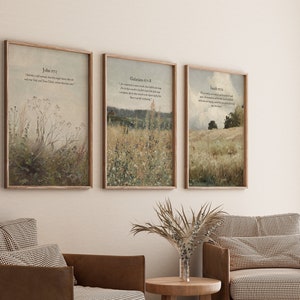 Könnte beinhalten: Drei gerahmte Drucke mit Naturszenen und Bibelversen. Die Drucke sind in einem hellen Holzrahmen und haben eine Vintage-Ästhetik. Die Verse sind Johannes 14:6, Galater 6:7-8 und Jesaja 40:31.