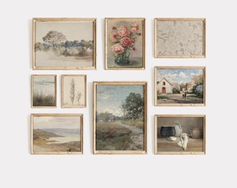 以下が含まれることがあります： 9つの額縁に入った絵画が飾られたギャラリーウォール。絵画は、風景、静物画、建築シーンなど、さまざまなモチーフを描いています。額縁はすべて明るい木の色です。