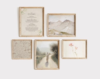 Puede incluir: Una pared de galería con cinco impresiones enmarcadas. Las impresiones presentan un patrón floral, un paisaje de montaña, una persona caminando por un sendero y dos ilustraciones florales. Los marcos son todos de madera y tienen un acabado marrón claro.