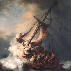 Op de afbeelding: Een schilderij dat een schip in een stormachtige zee toont. Het schip wordt heen en weer geslingerd door de golven, en de mensen aan boord vechten om niet te zinken. De lucht is donker en stormachtig, en de golven beuken tegen het schip. Het schilderij is een dramatische weergave van de kracht van de natuur.