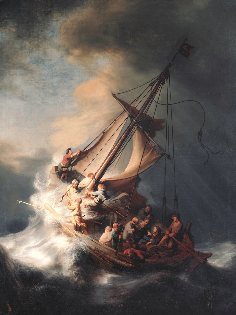 Op de afbeelding: Een schilderij dat een schip in een stormachtige zee toont. Het schip wordt heen en weer geslingerd door de golven, en de mensen aan boord vechten om niet te zinken. De lucht is donker en stormachtig, en de golven beuken tegen het schip. Het schilderij is een dramatische weergave van de kracht van de natuur.