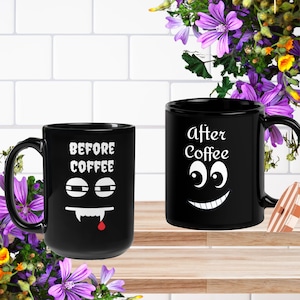 Op de afbeelding: Twee zwarte koffiemokken met witte tekst en illustraties. De mok aan de linkerkant zegt "Before Coffee" met een cartoon gezicht met slaperige ogen en tanden. De mok aan de rechterkant zegt "After Coffee" met een cartoon gezicht met grote ogen en een brede glimlach.
