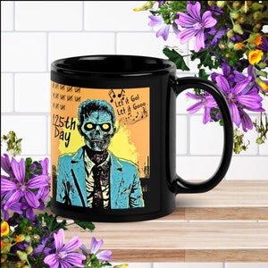 Puede incluir: Taza de café negra con una ilustración de zombie y el texto "125th Day Let it Go! Let it Gooo."