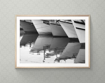 Angeldorf | Nahaufnahme von Fischerbooten auf ruhigem Wasser in der Nähe eines Fischerdorfes | Fotografie Druck | Physische Druck| B&W