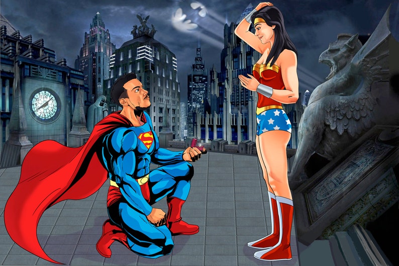Puede incluir: Superman, vestido con su ic&oacute;nico traje rojo y azul, se arrodilla y le ofrece un anillo a Wonder Woman, quien lleva su caracter&iacute;stico traje rojo, azul y dorado. La escena se desarrolla en un fondo de rascacielos de una ciudad por la noche.