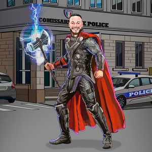 Puede incluir: Un hombre vestido como Thor, un superh&eacute;roe de Marvel Comics, se encuentra frente a una comisar&iacute;a de polic&iacute;a. Sostiene un martillo que brilla con electricidad. La comisar&iacute;a de polic&iacute;a tiene las palabras "COMMISSARIAT DE POLICE" escritas en la fachada.