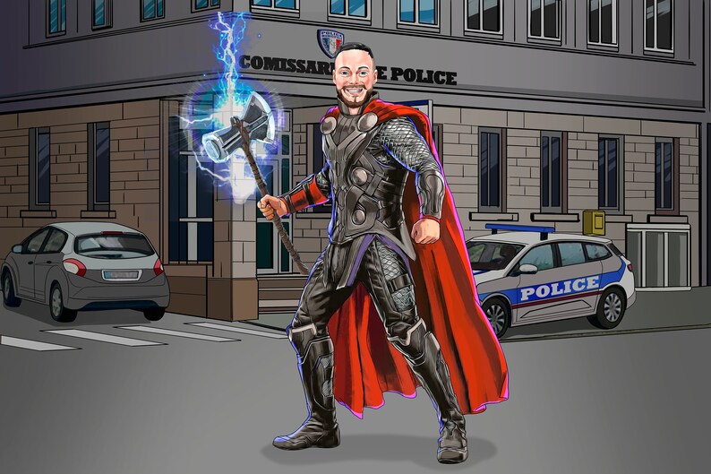 Puede incluir: Un hombre vestido como Thor, un superh&eacute;roe de Marvel Comics, se encuentra frente a una comisar&iacute;a de polic&iacute;a. Sostiene un martillo que brilla con electricidad. La comisar&iacute;a de polic&iacute;a tiene las palabras "COMMISSARIAT DE POLICE" escritas en la fachada.