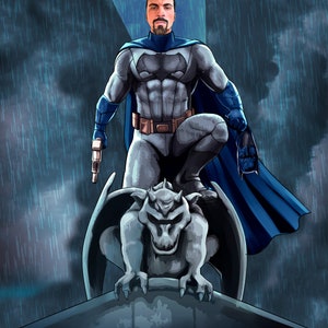 Puede incluir: Un superh&eacute;roe con un traje azul y gris se para sobre una estatua de g&aacute;rgola. El superh&eacute;roe sostiene un arma en una mano y tiene una capa que fluye detr&aacute;s de &eacute;l. El fondo es un cielo oscuro y tormentoso.