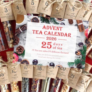 Puede incluir: Un set de calendario de Adviento de té 2026 con 25 tubos de ensayo de vidrio llenos de diversas mezclas de té. Cada tubo está tapado con corcho y etiquetado con una etiqueta de papel kraft numerada. Una tarjeta central muestra el texto Advent Tea Calendar.