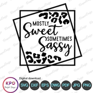 Op de afbeelding: Zwart-wit grafisch ontwerp met een luipaardprint achtergrond. De tekst luidt "Mostly Sweet Sometimes Sassy".