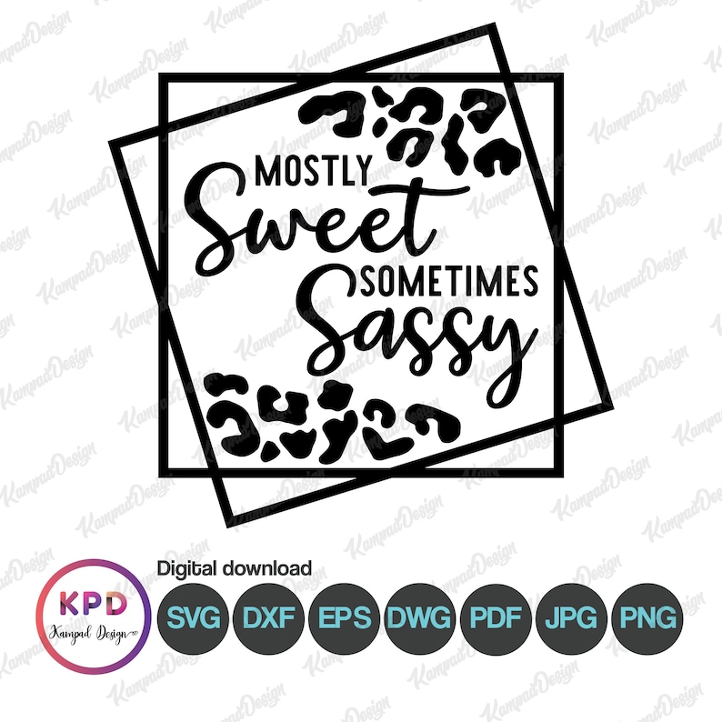 Puede incluir: Dise&ntilde;o gr&aacute;fico en blanco y negro con fondo de estampado de leopardo. El texto dice "Mostly Sweet Sometimes Sassy".