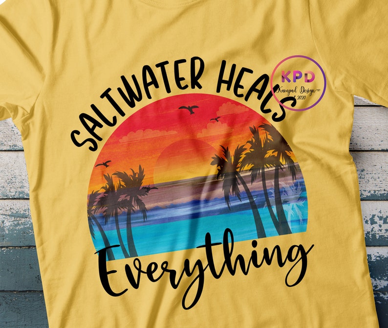 K&ouml;nnte beinhalten: Gelbes T-Shirt mit einem Retro-Sonnenuntergang-Motiv und dem Text "Salzwasser heilt alles".