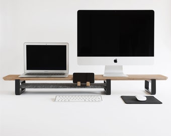 Configurazione del supporto per doppio monitor: grande ripiano da scrivania per computer in legno di quercia, elegante supporto per monitor per l'home office e l'organizzatore di archiviazione dello spazio di lavoro