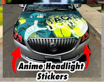 Pode incluir: Carro prateado com um revestimento de capô personalizado com um personagem de anime em azul e verde. Os faróis são acentuados com adesivos vermelhos e pretos. O texto no capô diz "TACHI UCHI". A imagem também mostra "Anime Headlight Stickers".