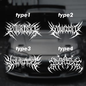 Puede incluir: Cuatro diseños gráficos blancos con el texto "YOUR TEXT" en una fuente gótica estilizada. Cada diseño está etiquetado como "type1", "type2", "type3" y "type4". Los diseños se muestran sobre un fondo borroso de coche.