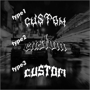 Può includere: Immagine in bianco e nero con la parola "CUSTOM" scritta tre volte in diversi caratteri. La parola "CUSTOM" è scritta in un carattere gotico. L'immagine mostra anche due auto in movimento.