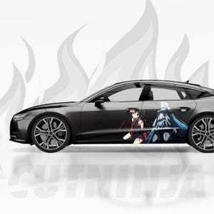 Puede incluir: Un coche negro con calcomanías de personajes de estilo anime en el lateral. Las calcomanías presentan dos personajes, uno con ropa roja y negra y el otro con ropa azul y blanca. El coche tiene llantas negras y está sobre un fondo blanco.