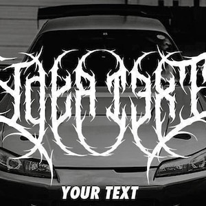 Calcomanía de vinilo para parabrisas con texto gótico personalizado, fuente death metal, letras espeluznantes personalizadas para coches.
