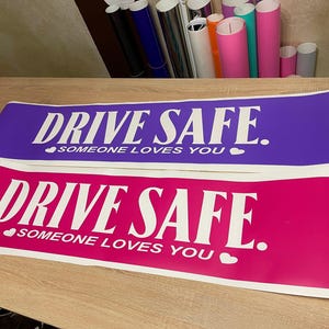 Conduce con cuidado, alguien te quiere. Calcomanía para parabrisas, pegatina personalizada para ventana de coche JDM, regalo para amantes de los coches.