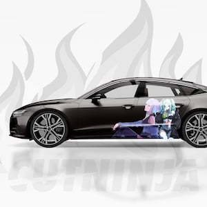 Pode incluir: Um carro cinza escuro com um gráfico de dois personagens em estilo anime na lateral. Os personagens têm cabelos claros e usam roupas escuras. O carro tem aros pretos e está sobre um fundo branco com um design em forma de chama.