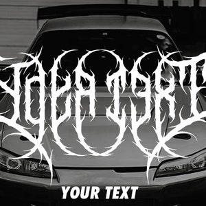 Twój tekst Naklejka w stylu Death Metal! Pasek banerowy na osłonę przeciwsłoneczną - pasuje do każdego samochodu! Twój napis frazowy. Stylowe strojenie szkła JDM