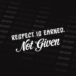 Puede incluir: Una pegatina blanca con el texto "RESPECT IS EARNED. Not Given" en una fuente audaz y estilizada. El fondo es negro. La pegatina está diseñada para su aplicación en varias superficies.