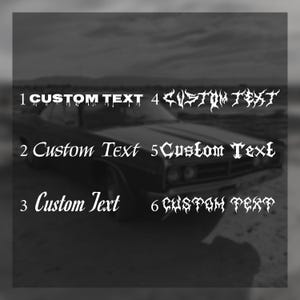 Può includere: Immagine in bianco e nero di un'auto d'epoca con sovrapposizioni di testo. Il testo, incluso "CUSTOM TEXT", è visualizzato in diversi font e stili, con numeri che indicano la posizione del testo sull'immagine.