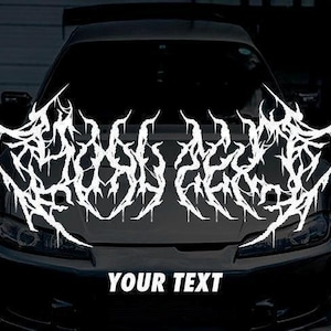 Op de afbeelding: Een zwarte auto met een wit grafisch ontwerp op de motorkap. Het ontwerp is een abstracte, stekelige vorm. Onder de afbeelding staat de tekst "YOUR TEXT" in het wit. De auto staat tegen een donkere achtergrond.