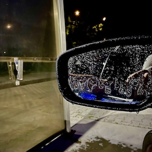 Calcomanía/pegatina antivaho para espejo retrovisor de coche con diseño de llamas a prueba de lluvia - Accesorios para ventana de coche de anime JDM - Chica de coche - Chico triste - Regalo genial