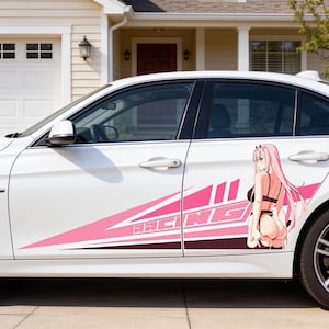 Pode incluir: Um carro branco com um grande autocolante de vinil rosa e preto na porta lateral. O gráfico inclui uma personagem de anime estilizada com cabelo comprido cor-de-rosa e a palavra RACING impressa numa fonte moderna e arrojada no design.
