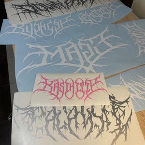 Aangepaste tekst sticker in donkere metalen stijl - enge belettering voorruitbanner - death metal-stemming