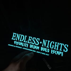 Adesivos de carro brilhantes, placas de neon LED personalizadas, acessórios JDM para decoração de carros, presentes que brilham no escuro para amantes de carros, procurados QUALQUER texto/logotipo