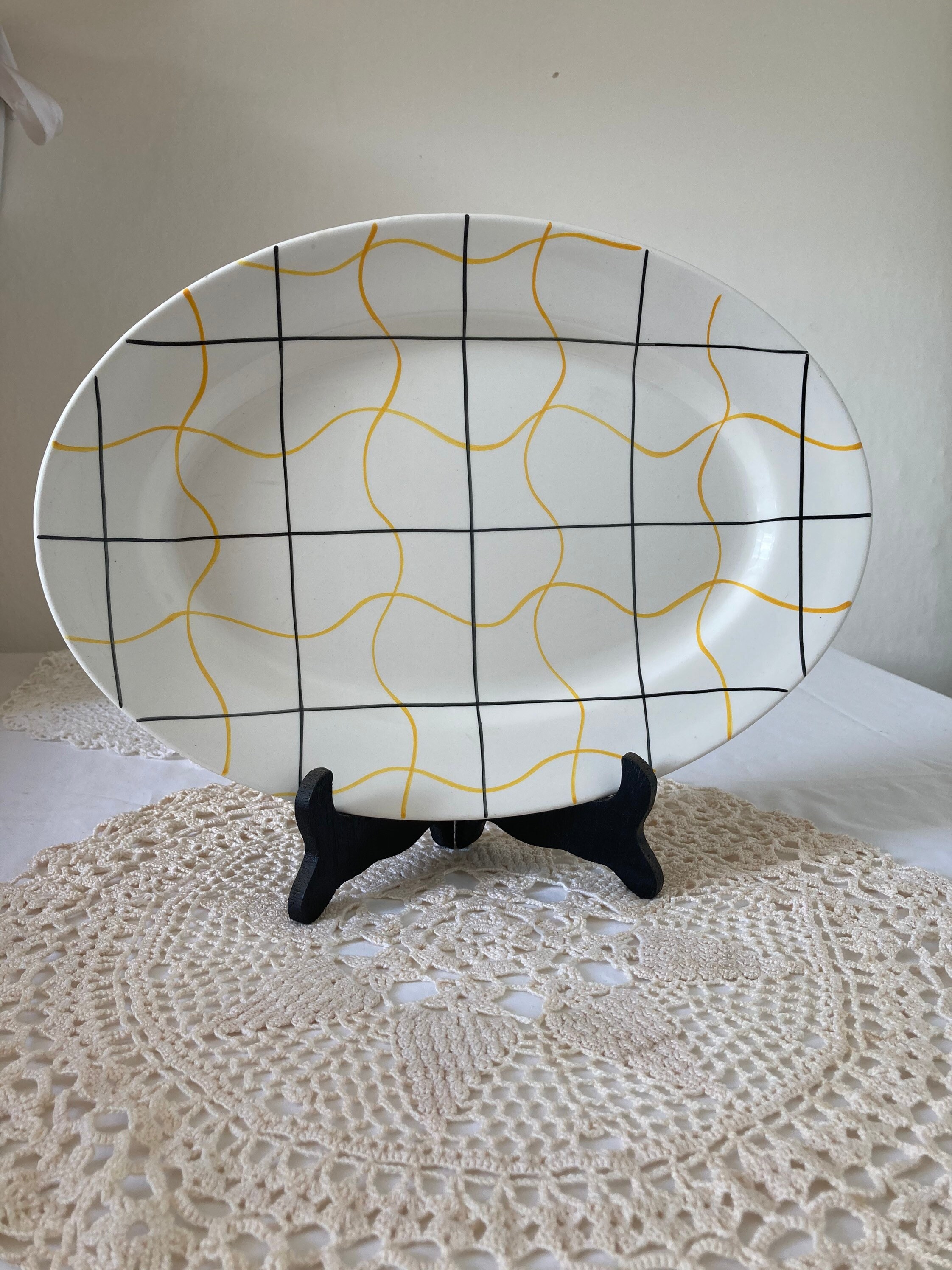 Belle Plaque de Service Ovale Du Milieu Siècle Lignes Croisées Jaunes et Noires Vérifiée Tableware R