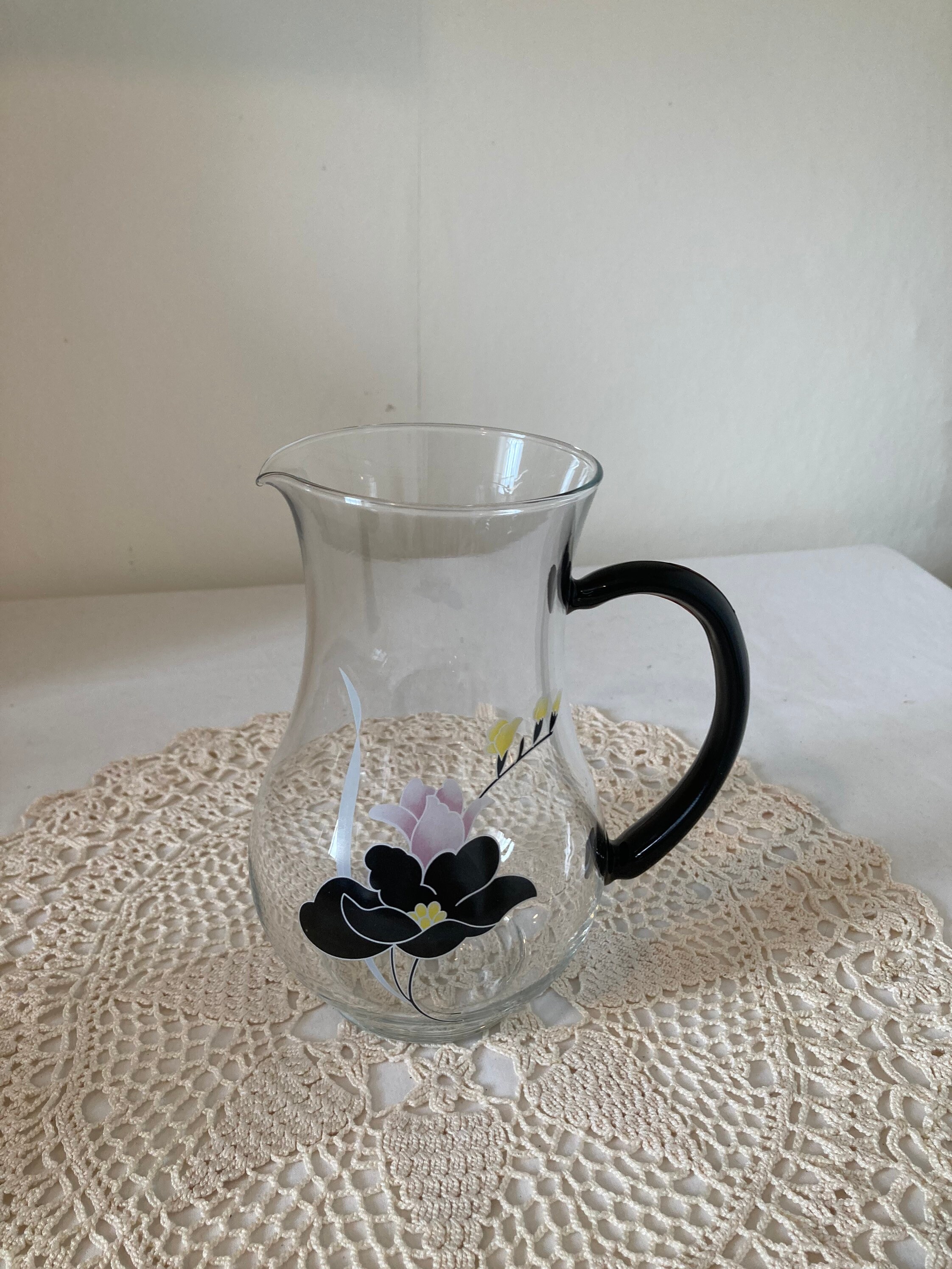 Français Vintage Luminarc Anais Clear Glass Water Jug Pitcher avec Black Handle Gloral Orchid Design