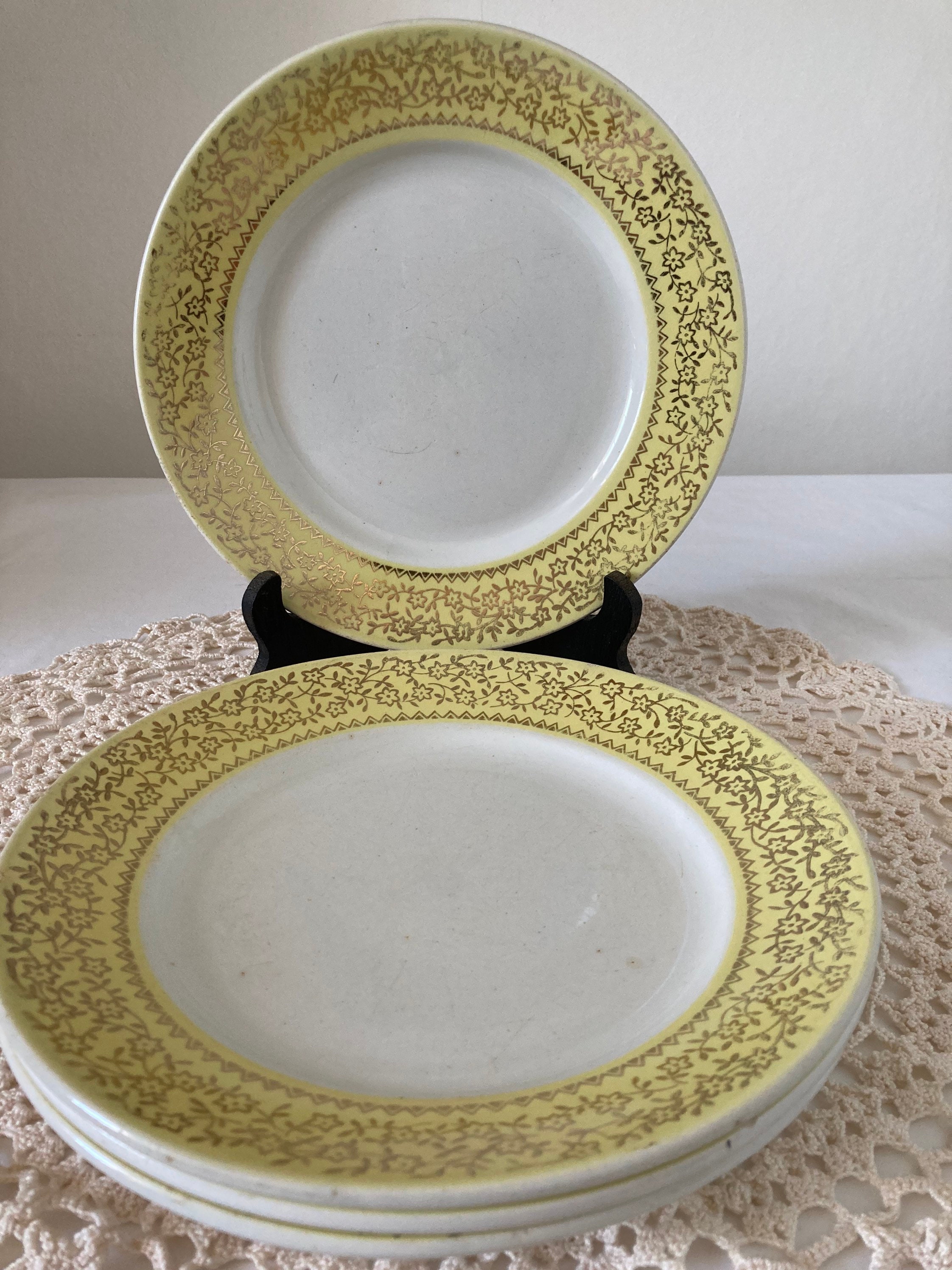 Ensemble Inhabituel de 4 Jaunes et Or Français Vintage Badonviller Dinner Plates Motif Floral d'or s