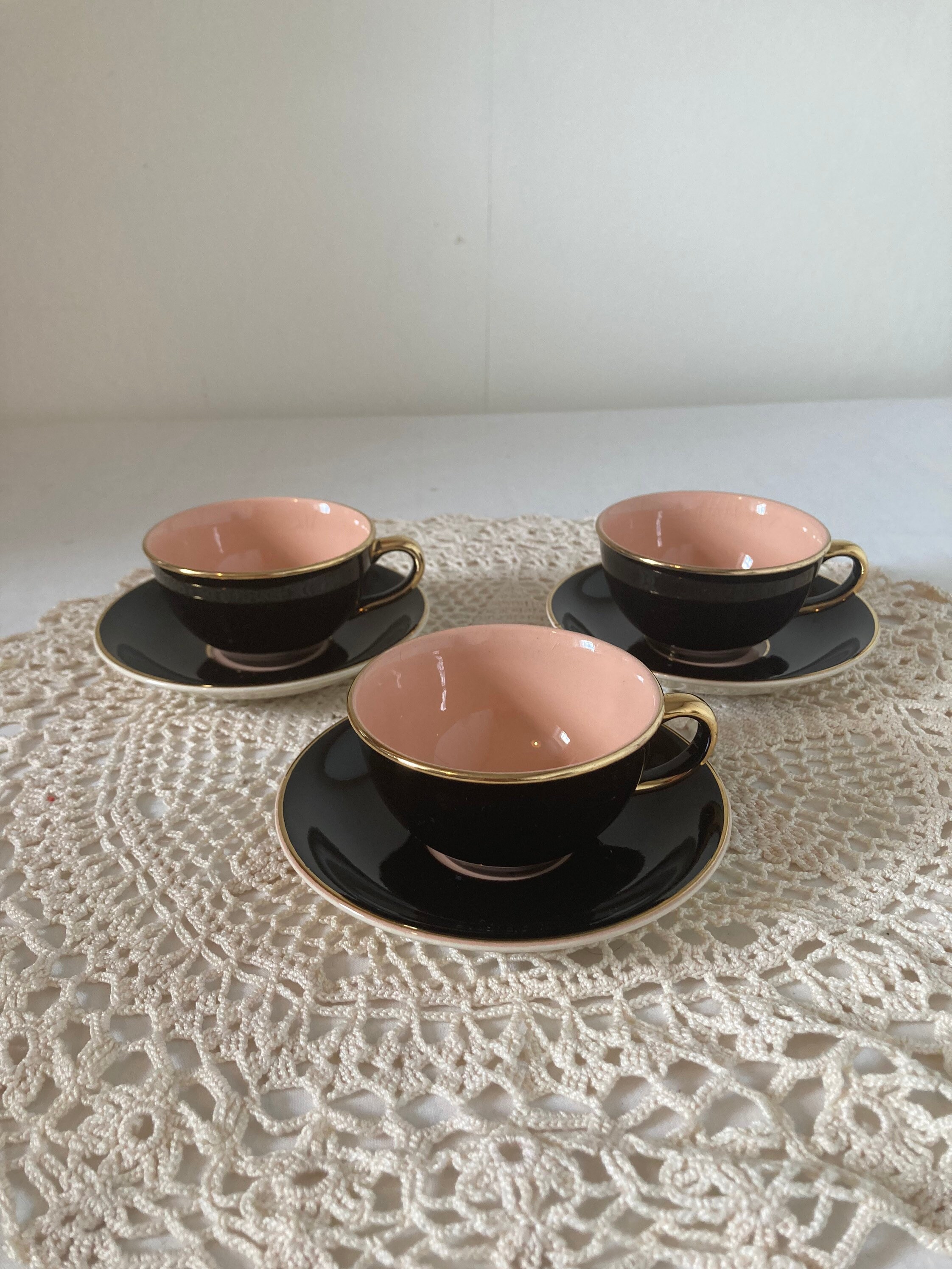 Charmant Trio de Villeroy et Boch Tasses Soucoupes Noir avec Peachy Rose Intérieur Or Garniture Vint