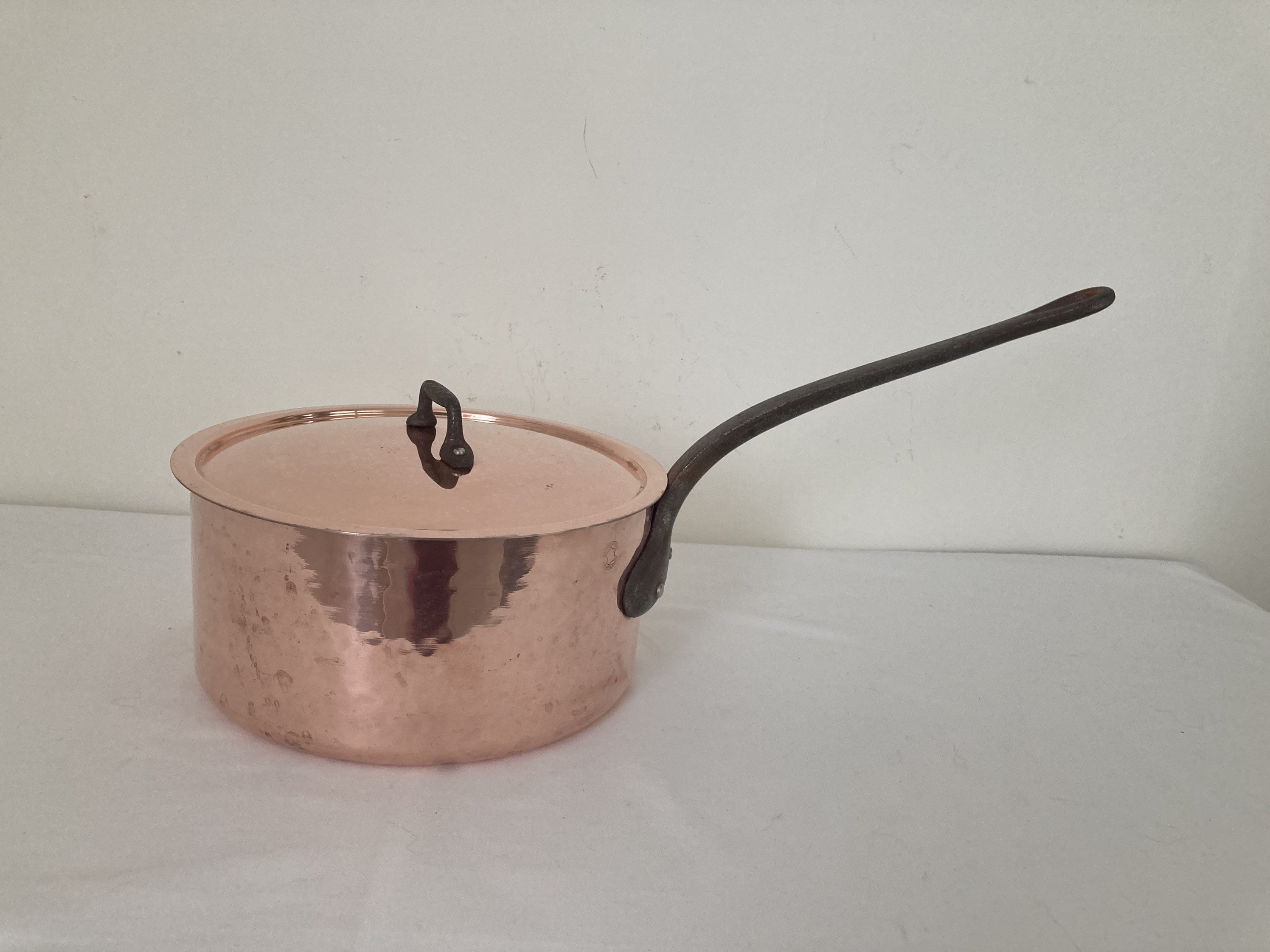 Superbe Poêle en Cuivre à Couvercle Français Vintage Fabriqué France Poignée Fonte de Martelé