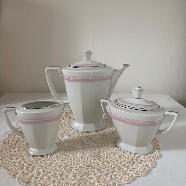 Superbe Limoges Vintage Art Déco 1920's Teaset Coffee Set Théière Sugar Bowl, Pourer Jug Rose pâle et blanc avec des lignes argentées F Legrand
