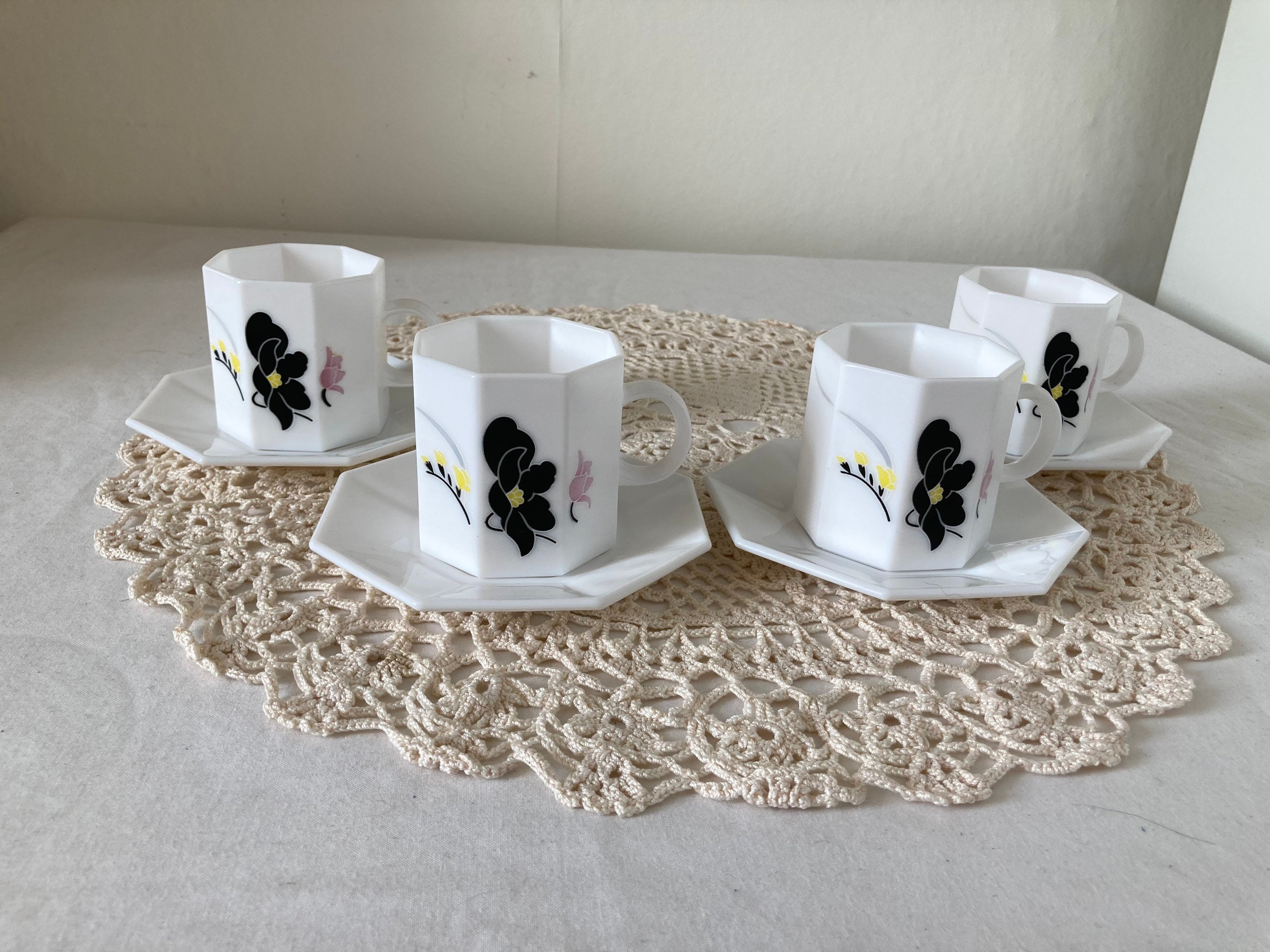 Ensemble de Quatre Français Vintage Arcopal Octime Cups et Soucoupes White Milk Glass Geometric Desi
