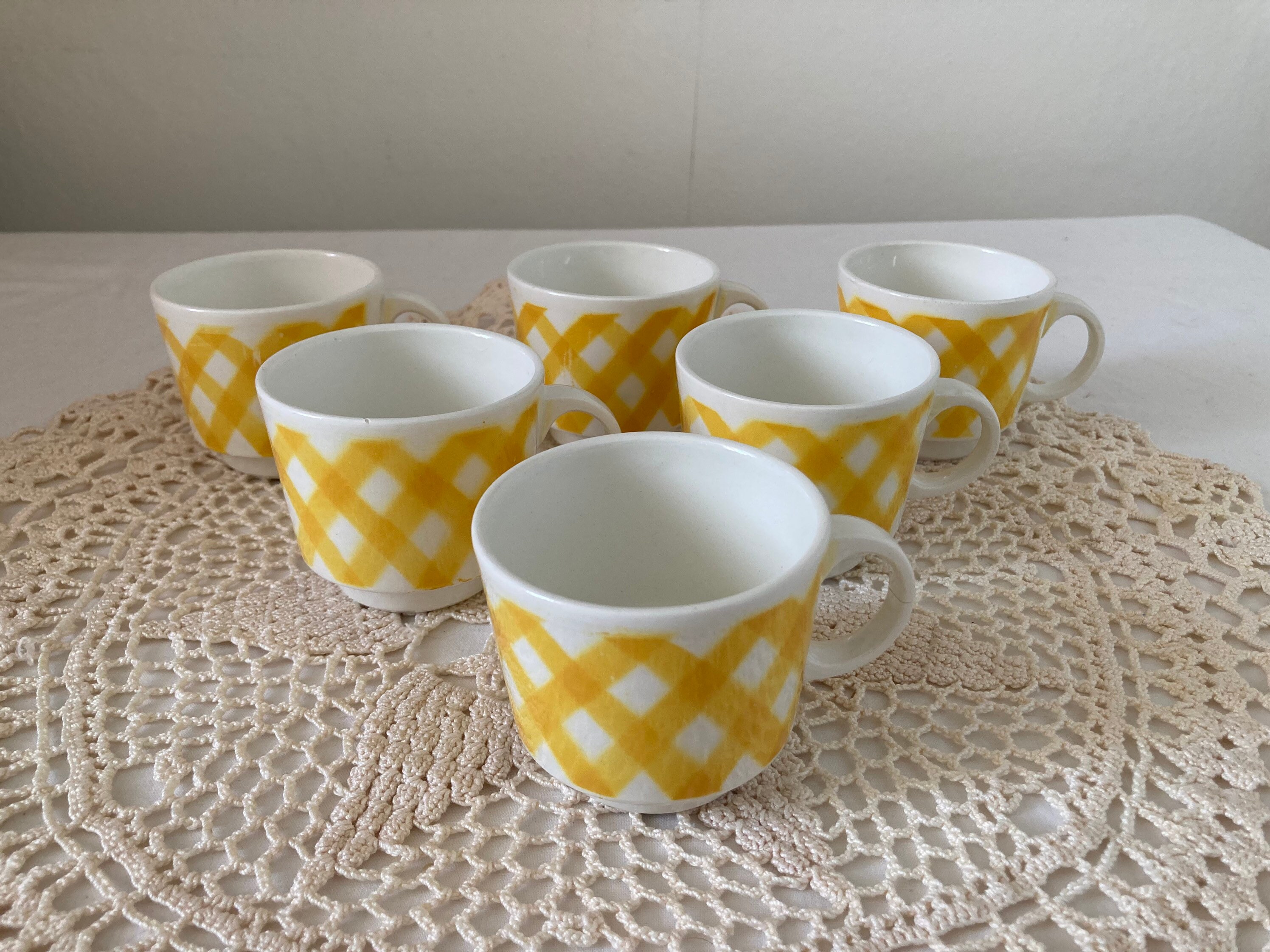 Bel Ensemble de 6 Tasses à Expresso Vintage Français Gingham Yellow Tartan Checks Des Années 1940