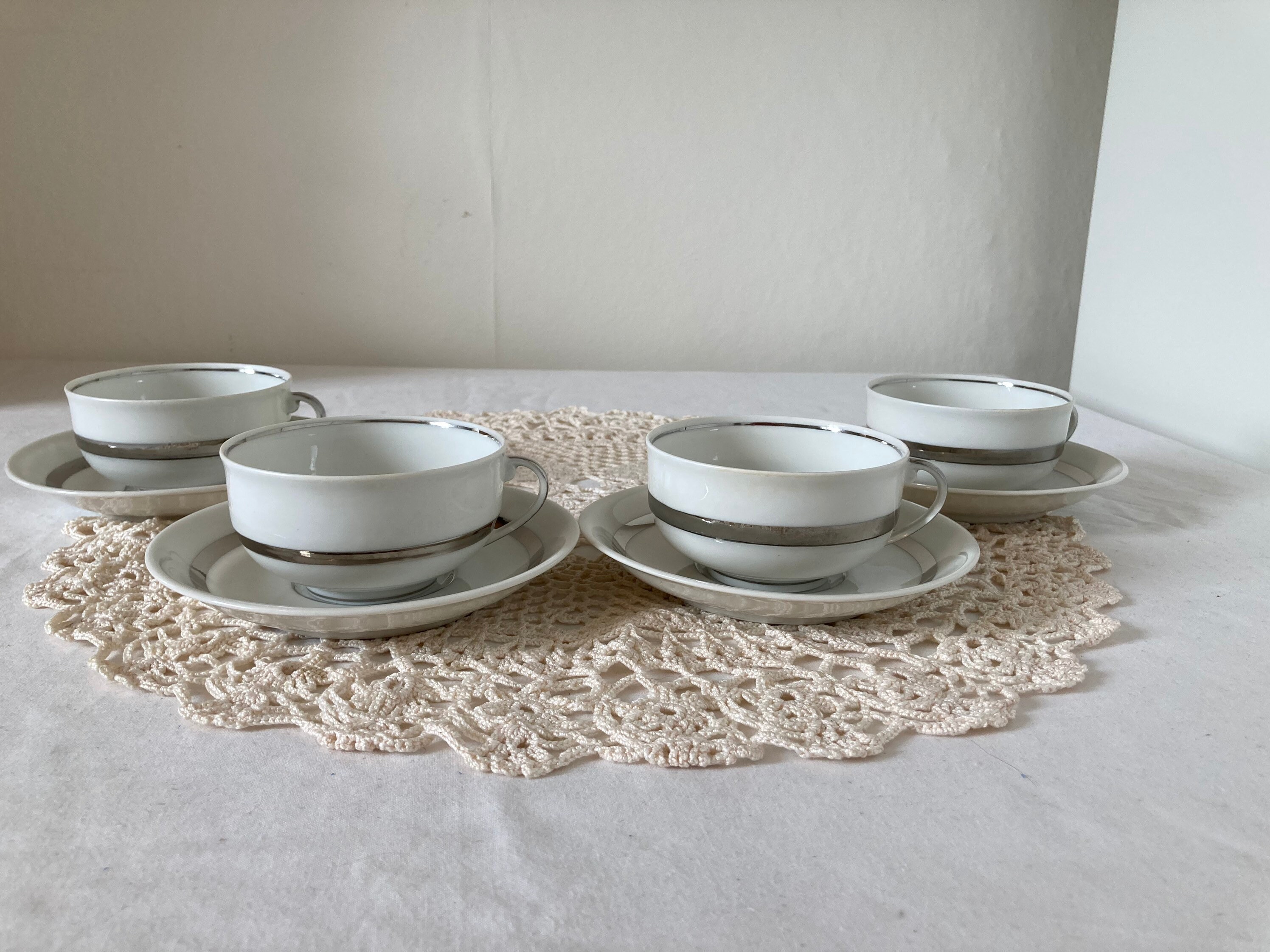 Ensemble de 4 Tasses et Soucoupes Limoges Porcelaine Blanche avec Motif Floral Silver Band sur Sauce