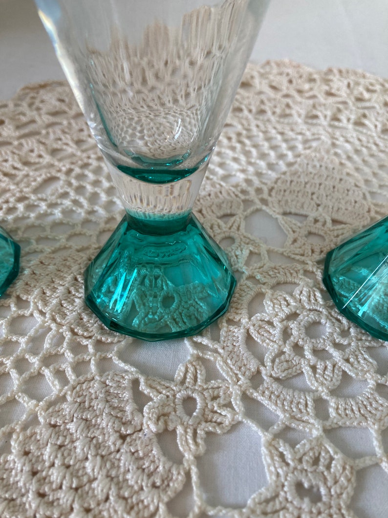 Stunning Set of 4 French Vintage Luminarc Long Pyramid Based Glasses Champagne Flutes Cocktail Cocktail Goblets Turquoise Aqua Blue Stem image 9