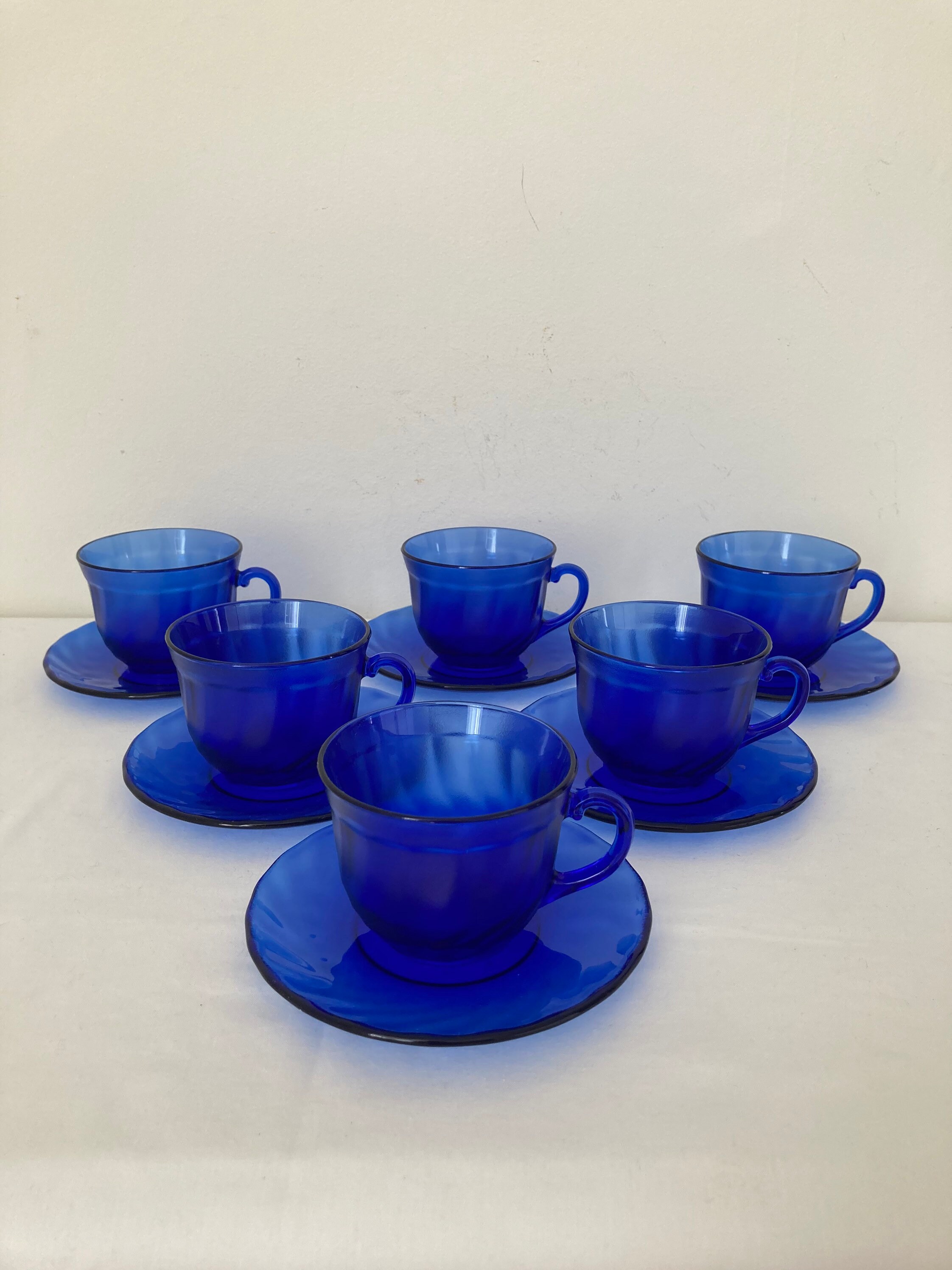 Bel Ensemble de 6 Français Tasses et Soucoupes Vintage Arcopal Cobalt Blue Swirl Glass Rosaline
