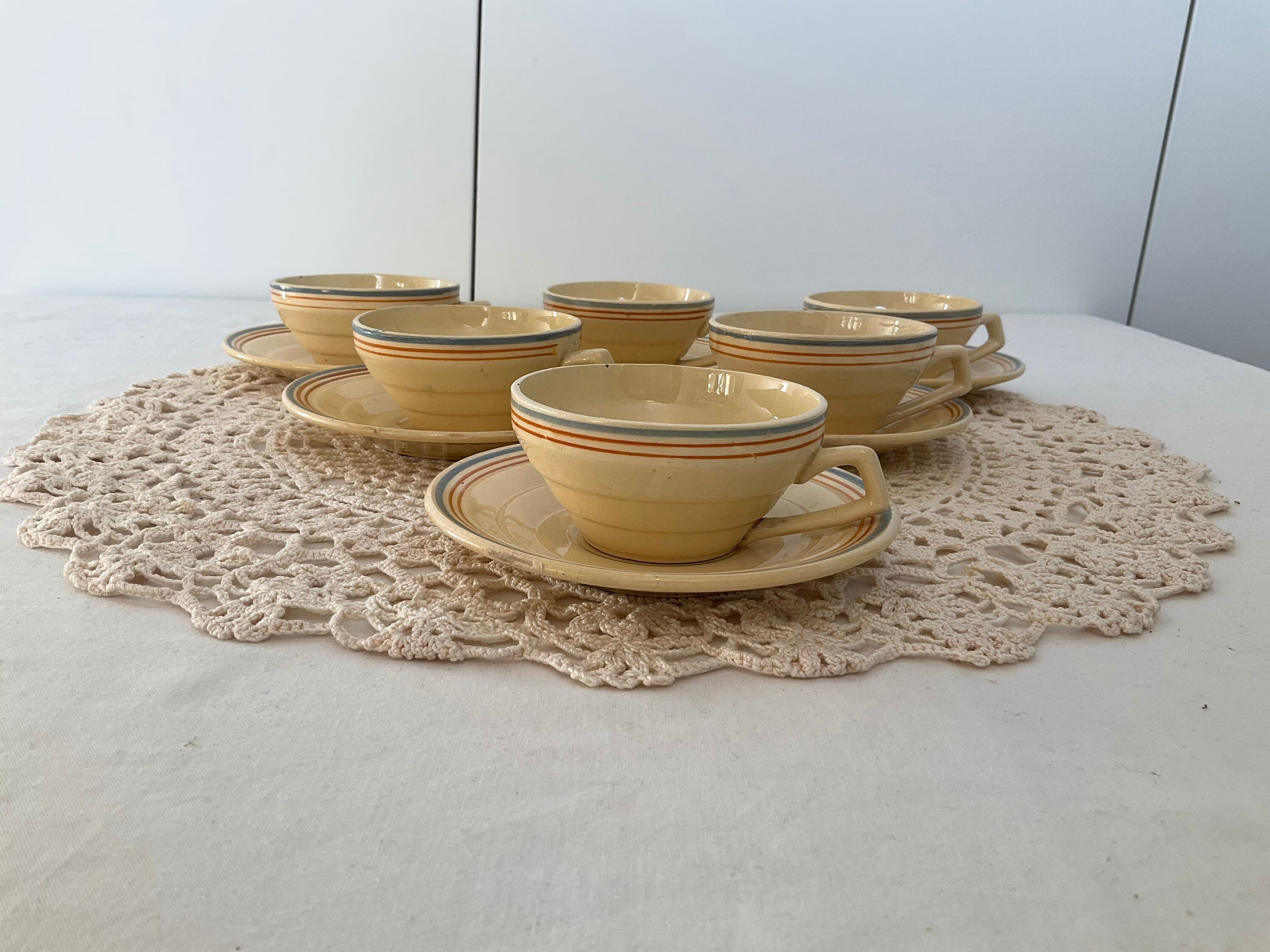 Superbe Ensemble de 6 Français Tasses Vintage et Soucoupes Crème avec à Jante Rayée Orange Bleue Déb
