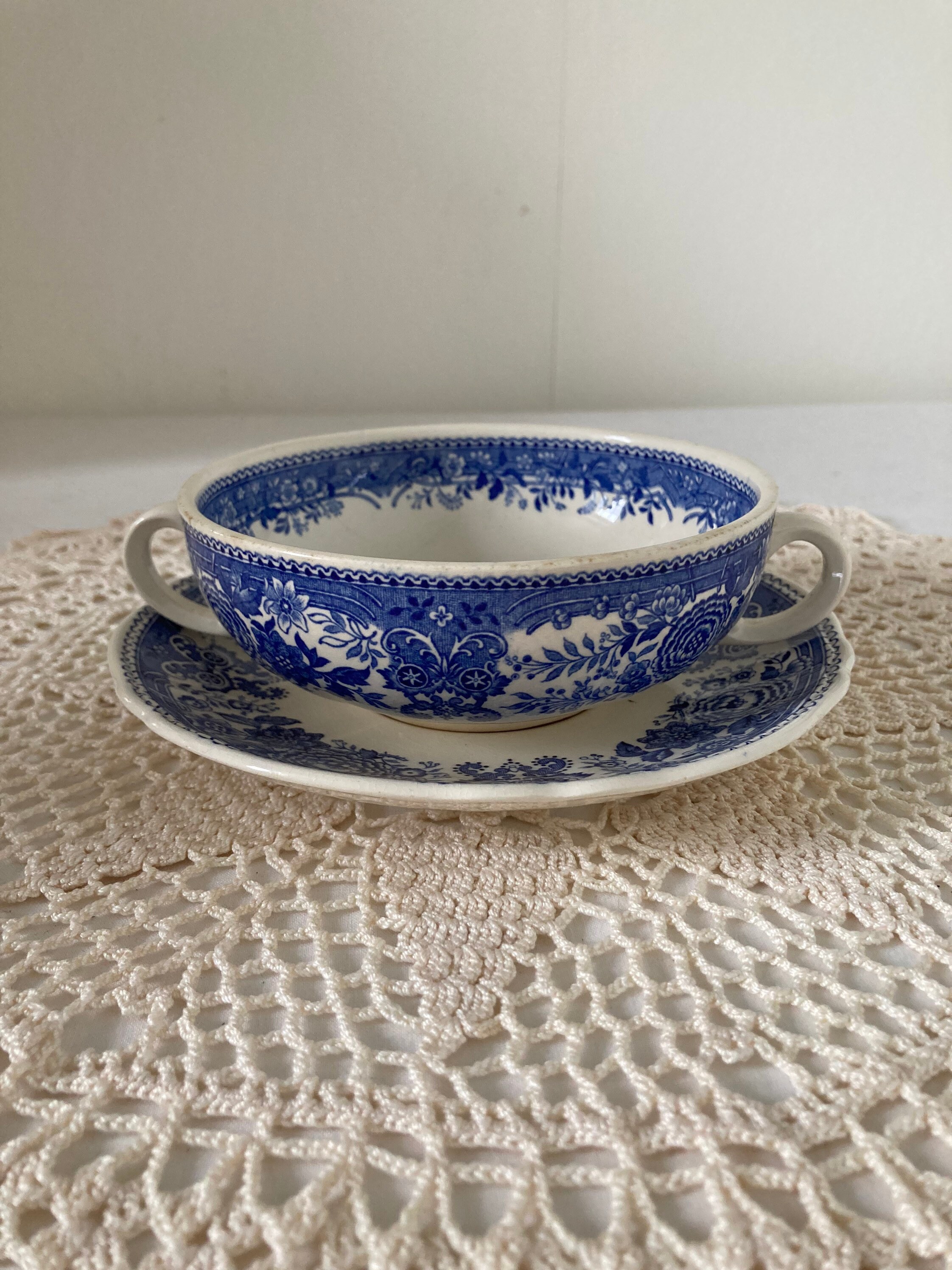 Superbe Millésime Villeroy et Boch Burgenland Double Handle Soup Cup Bol avec Soucoupes Bleues Crème