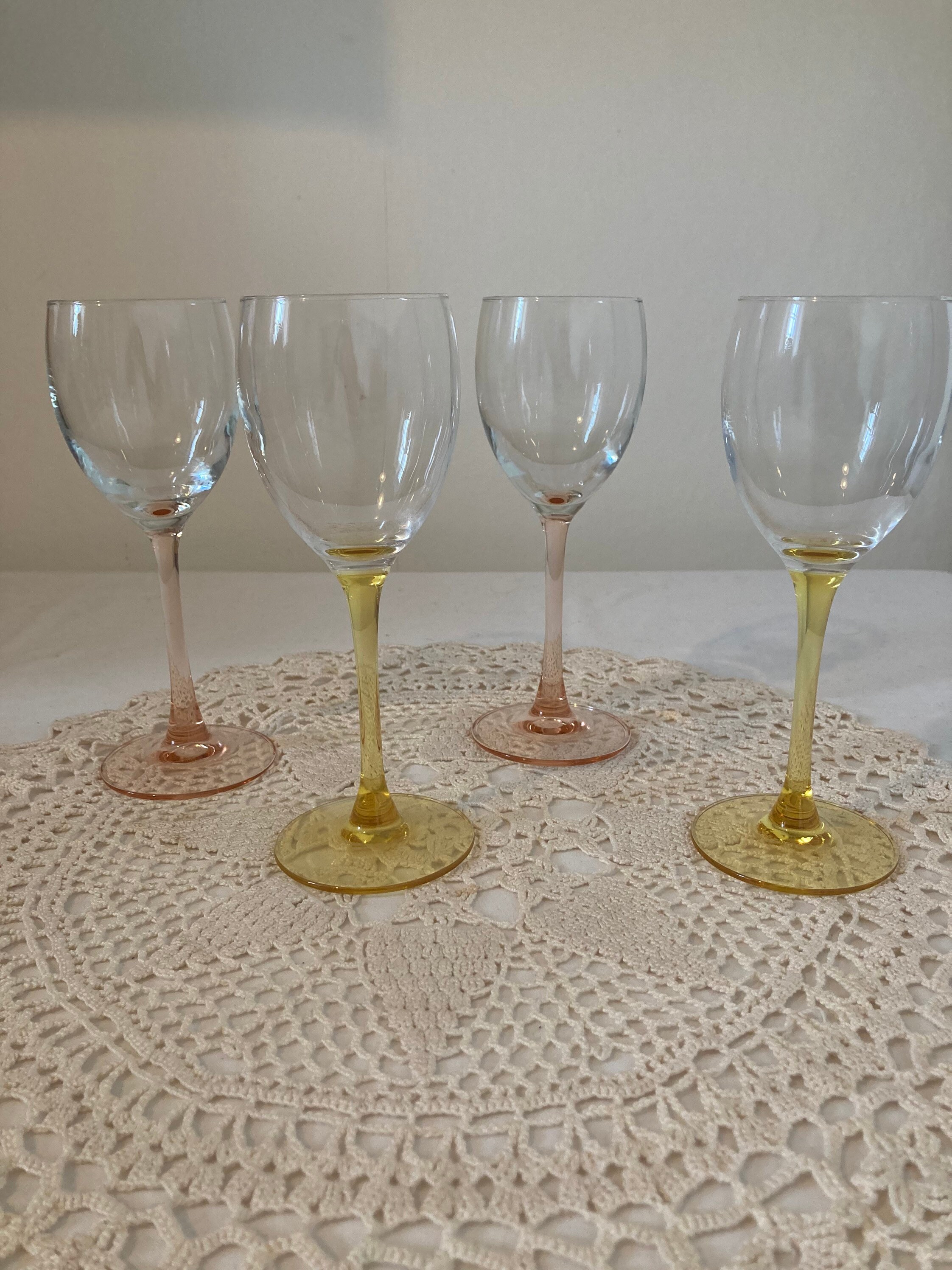 Superbe Ensemble de 4 Verres à Vin Élégants Comprenant Un 2 Tiges Rose et Blanc Tige Jaune Luminarc 