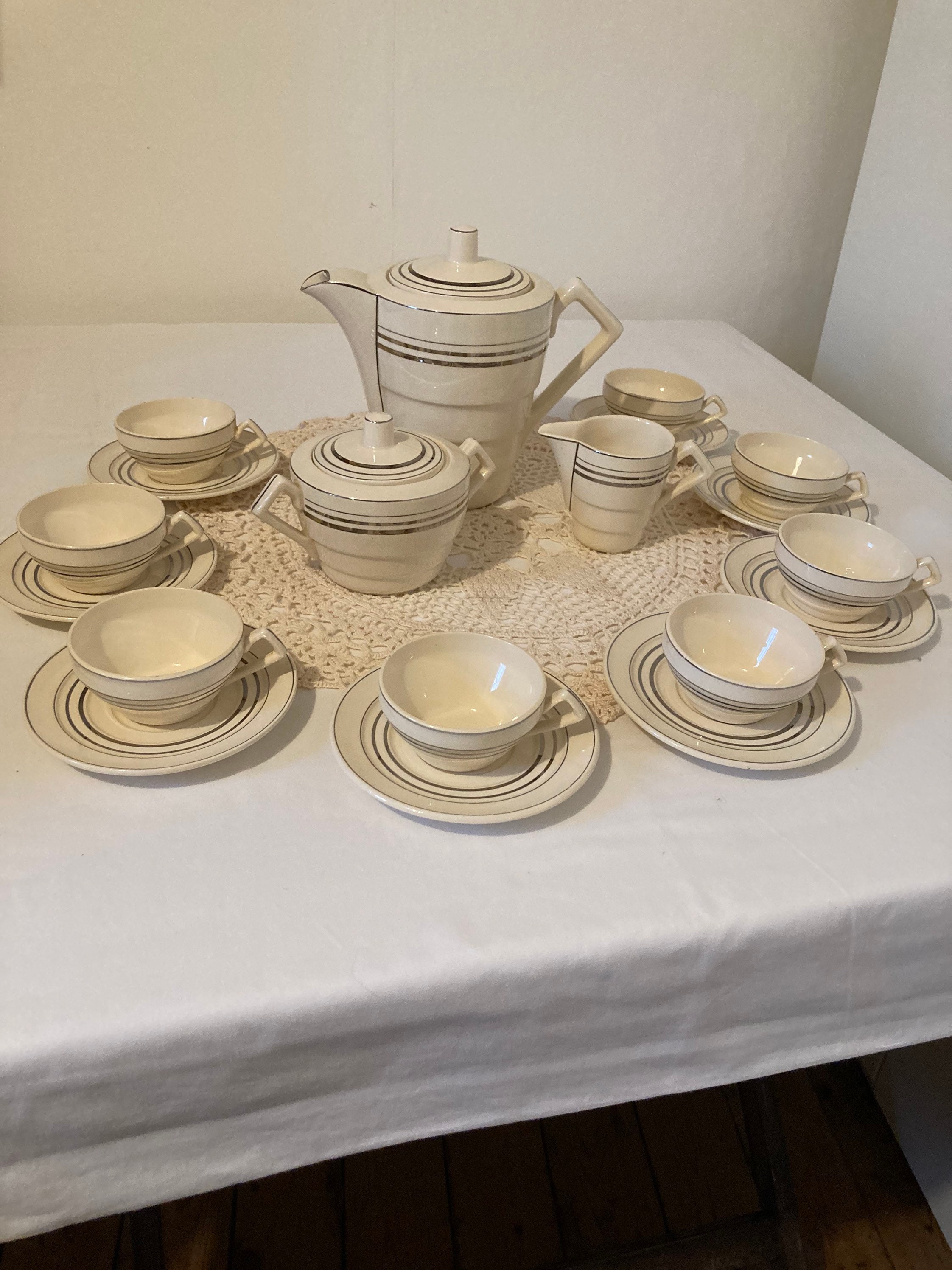 Superbe Millésime Sarreguemines Art Déco 1930's Teaset Teapot Sugar Bowl, Pourer Jug 8 Tasses et Sau